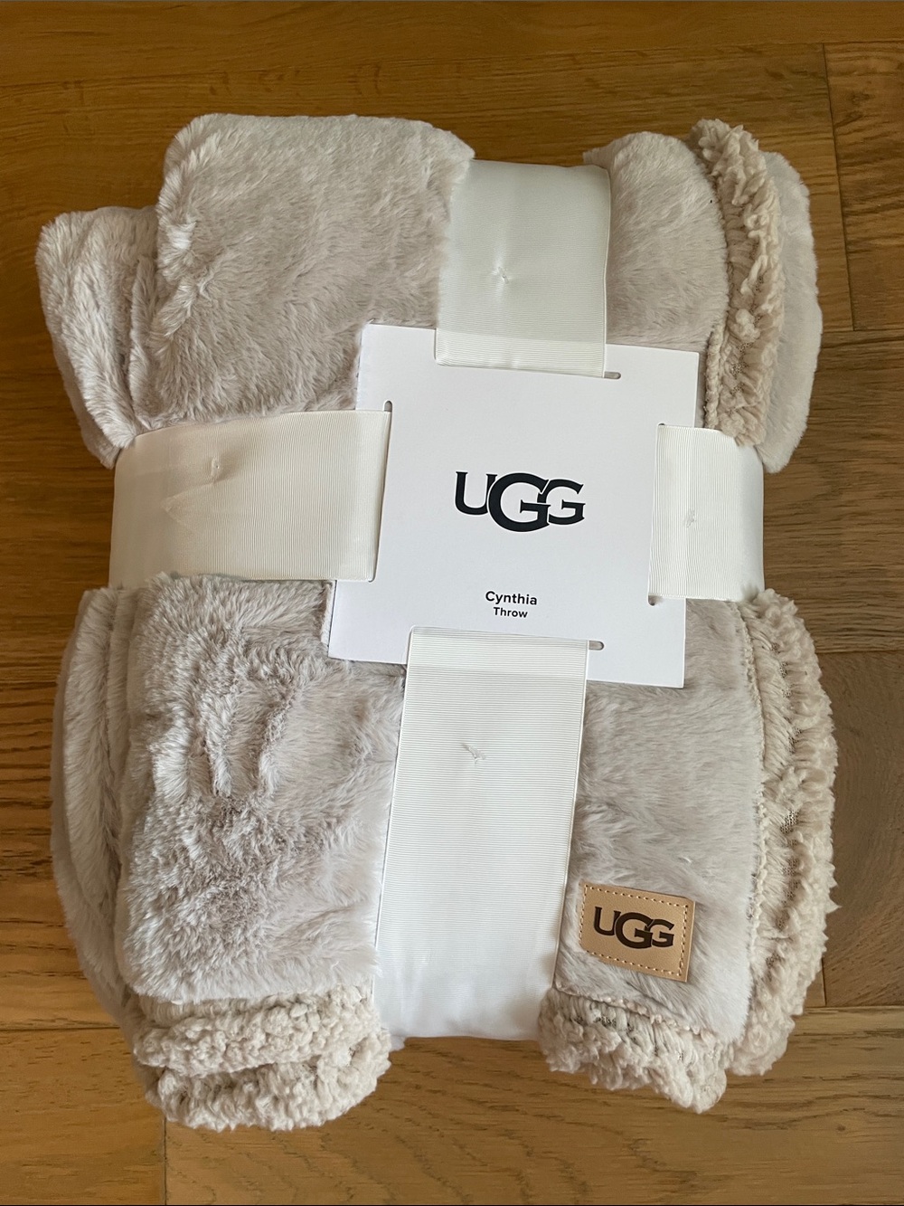 UGG Cynthia Throw Blanket Clamshell, NWT